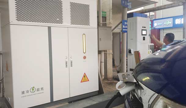 【重卡电动先锋】赢咖娱乐300-400kW重卡充电桩：亮点与应用典范(图2)